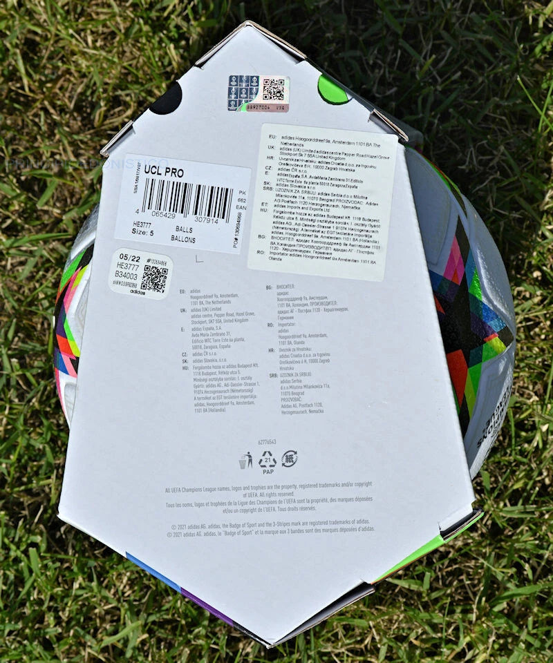 Pallone Adidas UCL 2022-2023 – dettaglio grafica multicolore a stella