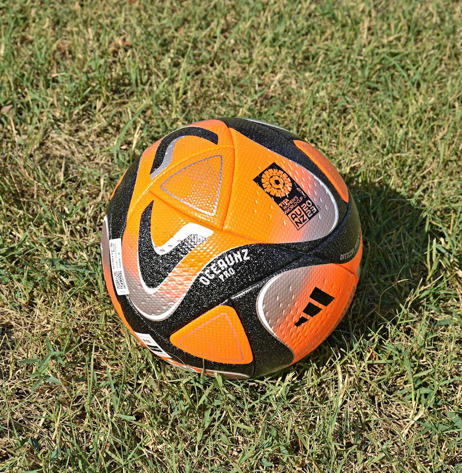 Pallone Adidas Oceaunz Pro Winter – dettaglio logo Speedshell e pannelli argento
