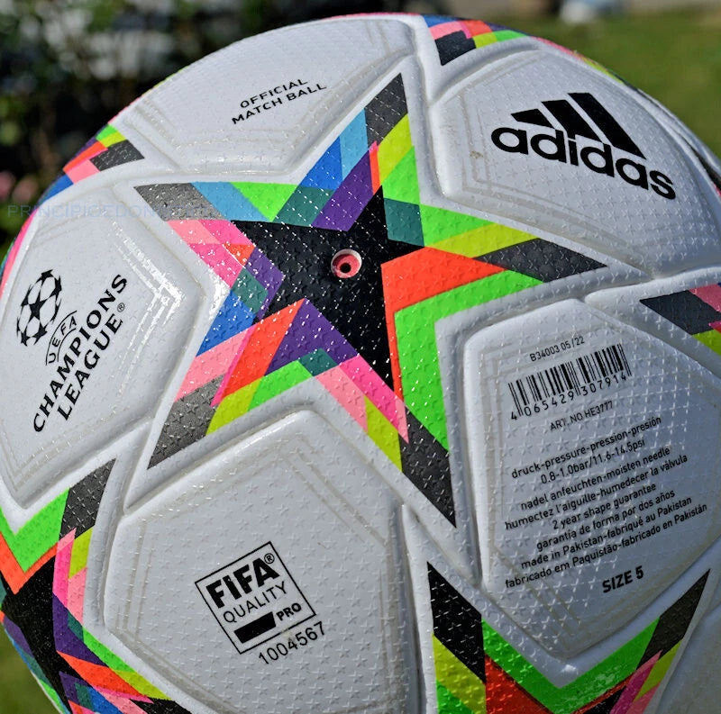 Pallone Adidas UCL 2022-2023 – dettaglio pannelli bianchi e stella colorata