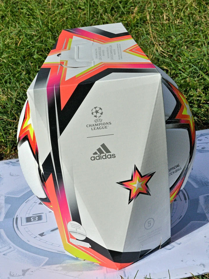 Pallone Adidas UCL 2021-2022 – vista frontale con logo UEFA Champions League e Adidas