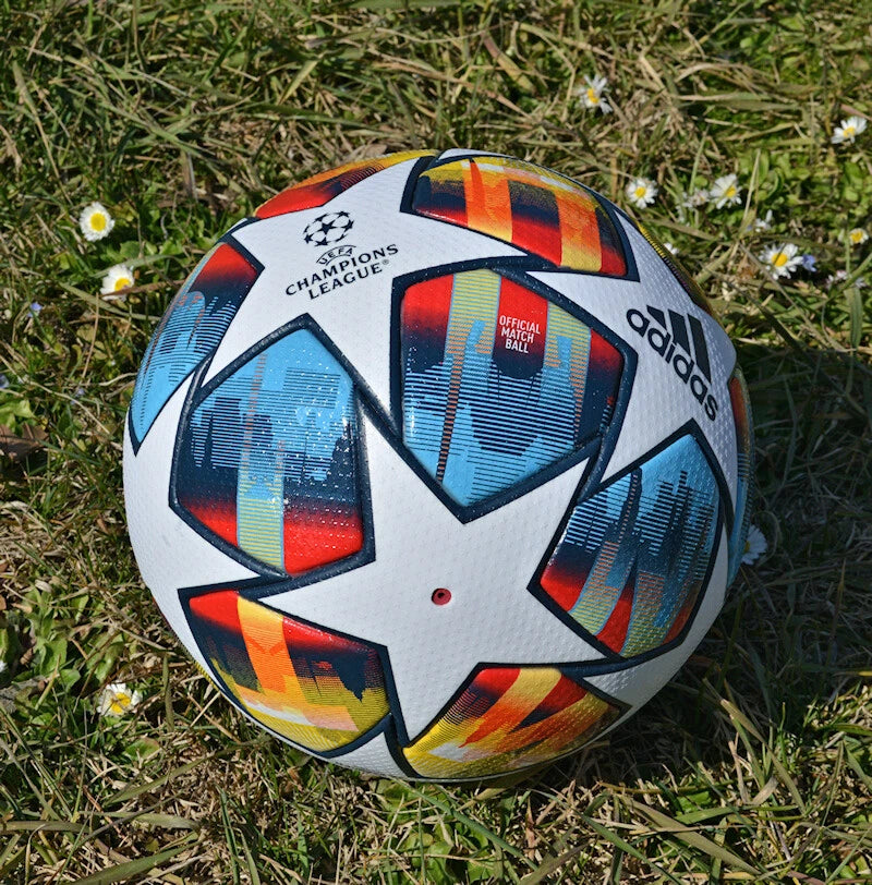 Pallone Adidas Saint Petersburg 22 Final – dettaglio logo coppa UEFA Champions League