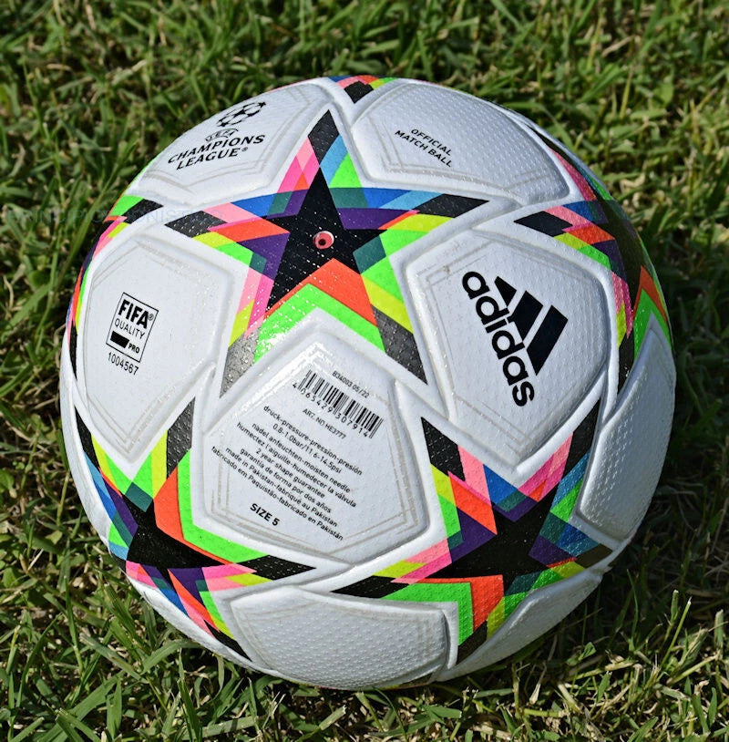 Pallone Adidas UCL 2022-2023 – vista con logo Adidas e Official Match Ball