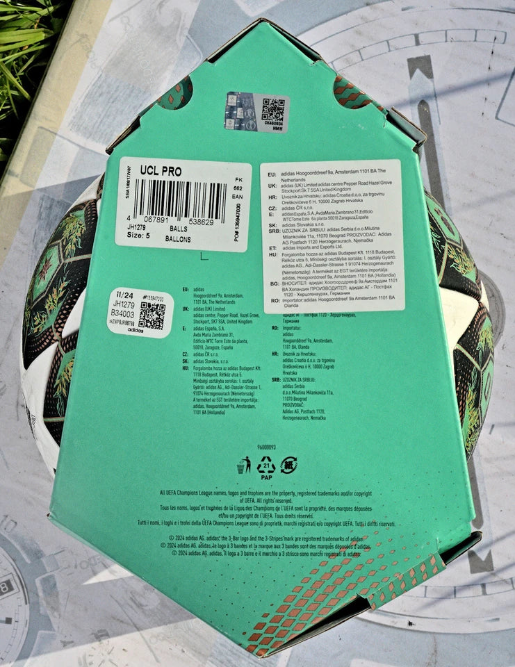 Pallone Adidas Munich 25 Final – vista frontale su erba con grafica corone d'alloro
