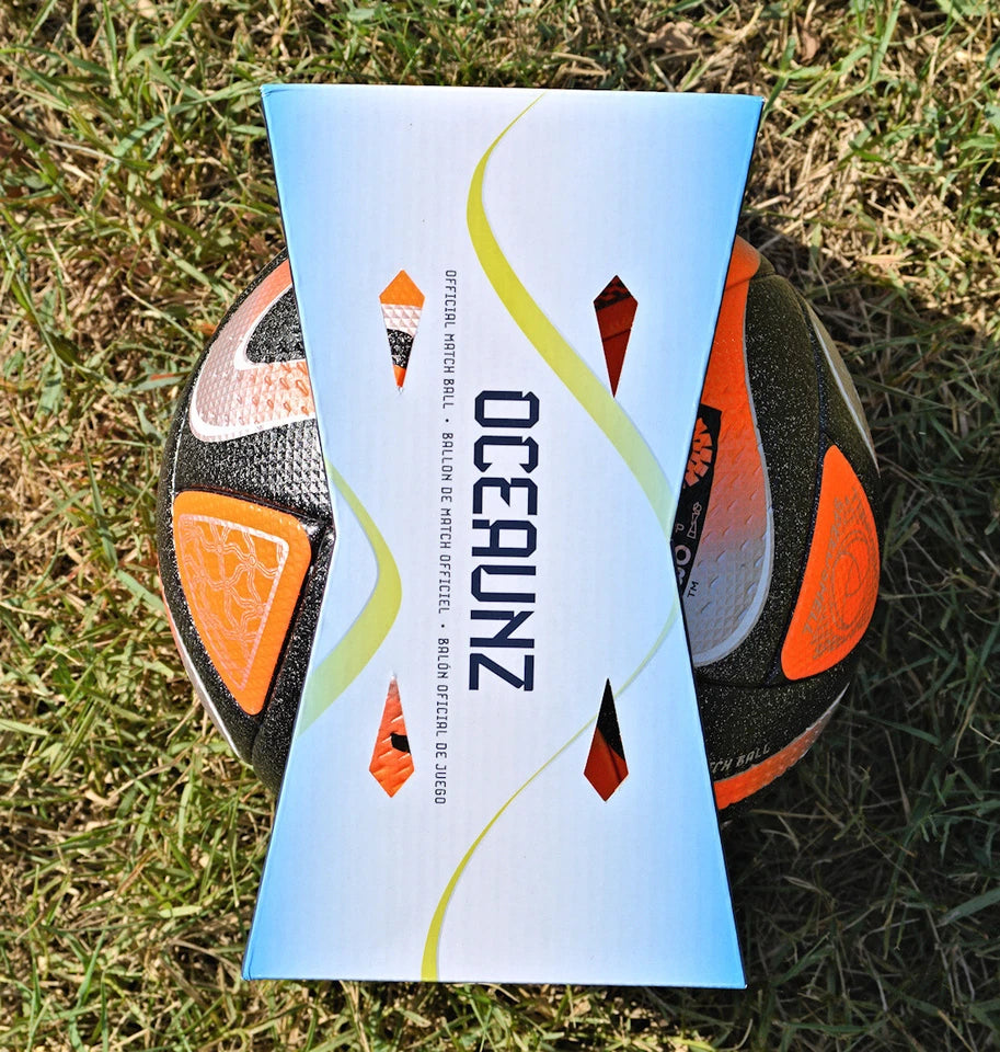 Pallone Adidas Oceaunz Pro Winter – vista laterale con scritta Oceaunz Pro e logo Adidas