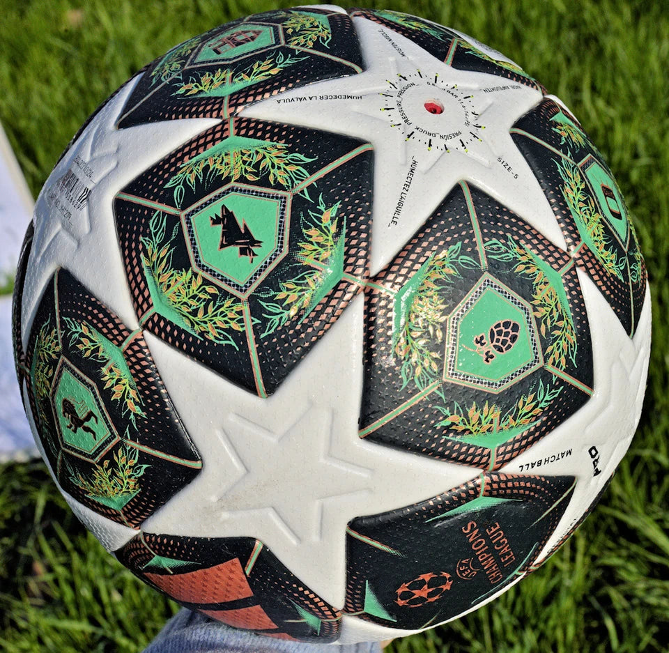 Pallone Adidas Munich 25 Final – vista laterale con logo Champions League e Official Match Ball Pro