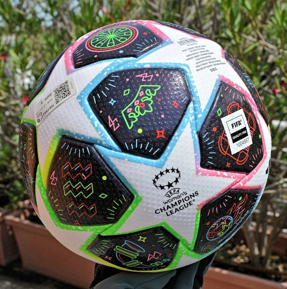 Pallone Adidas Eindhoven Final 23 – dettaglio pannelli con grafica limone verde e stella Eindhoven multicolore