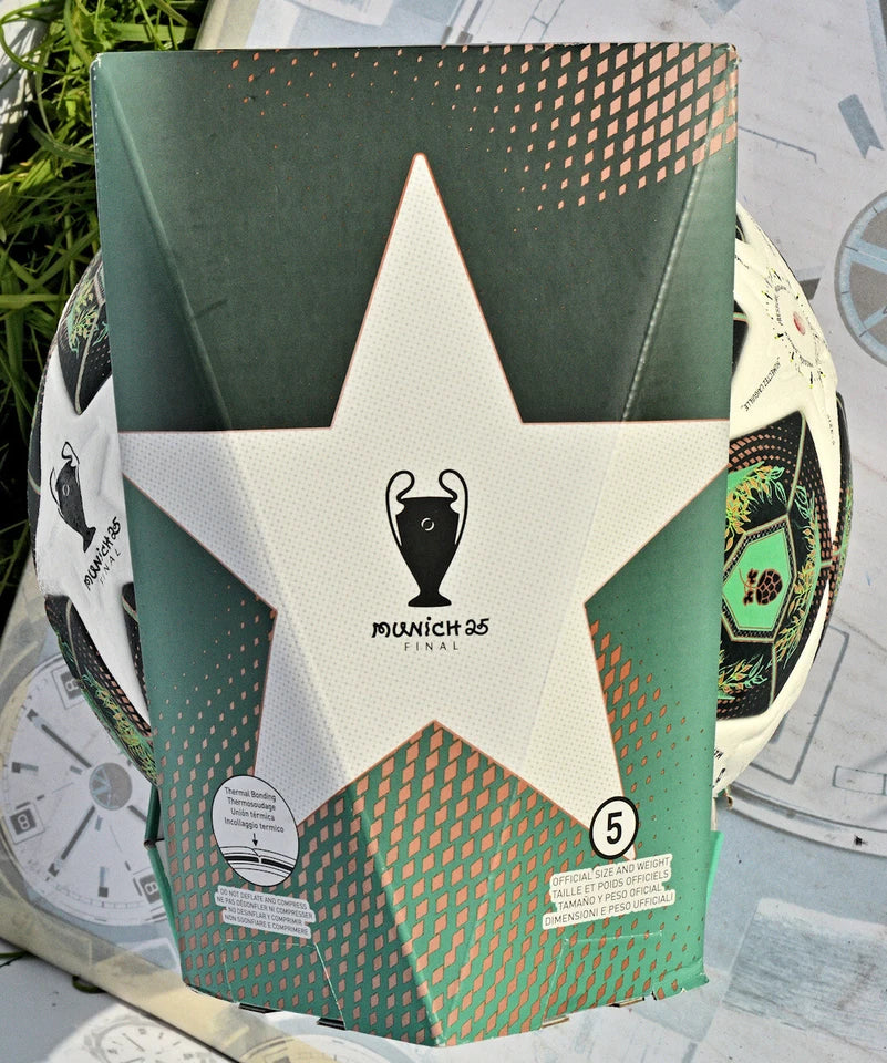 Pallone Adidas Munich 25 Final – dettaglio pannelli verde scuro e stelle bianche