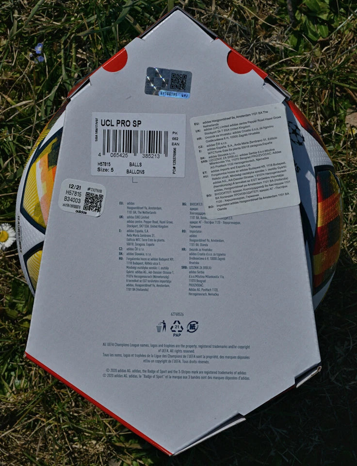 Pallone Adidas Saint Petersburg 22 Final – dettaglio logo Saint Petersburg 22 Final e coppa UEFA