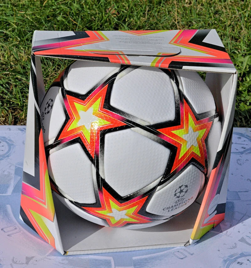 Pallone Adidas UCL 2021-2022 – vista frontale su erba con logo FIFA Quality Pro 1004567