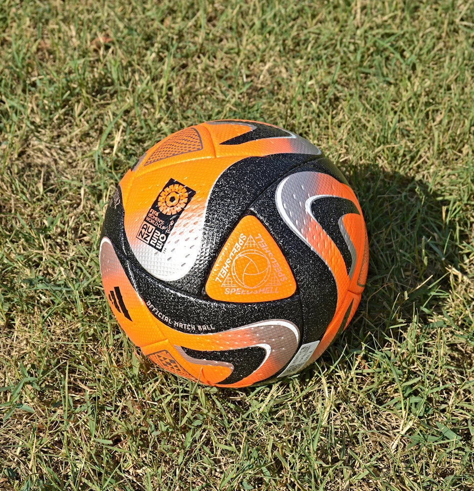 Pallone Adidas Oceaunz Pro Winter – vista con etichetta FIFA Quality Pro e codice a barre