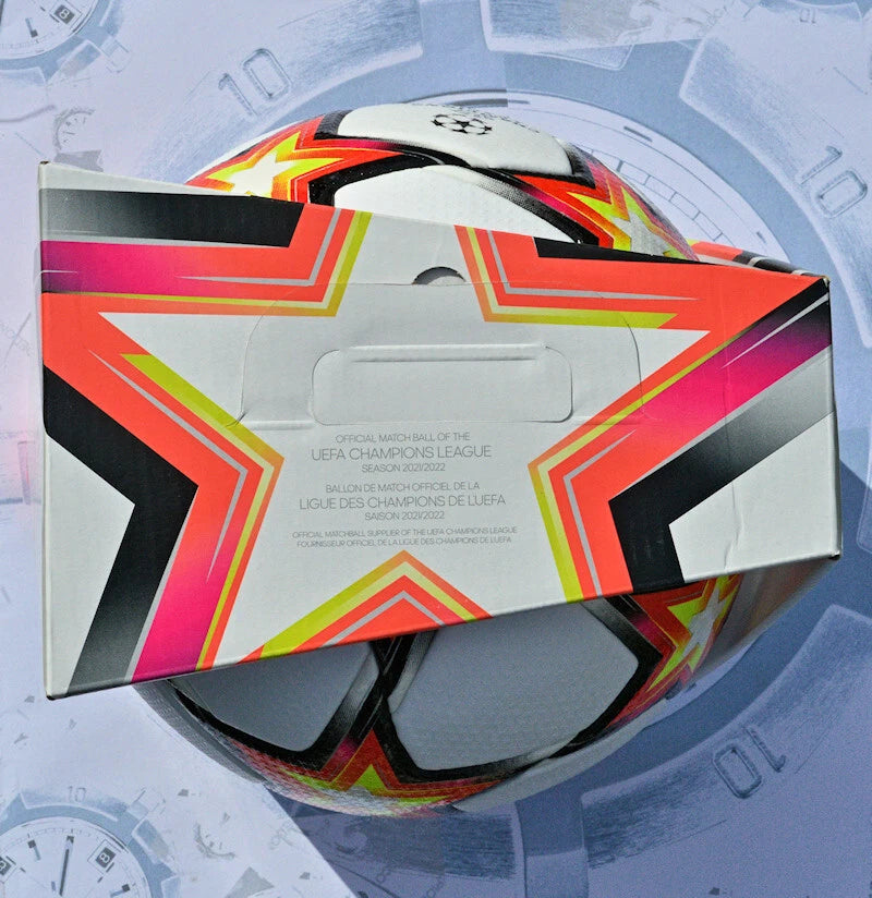 Pallone Adidas UCL 2021-2022 – vista laterale con logo Official Match Ball e stella colorata
