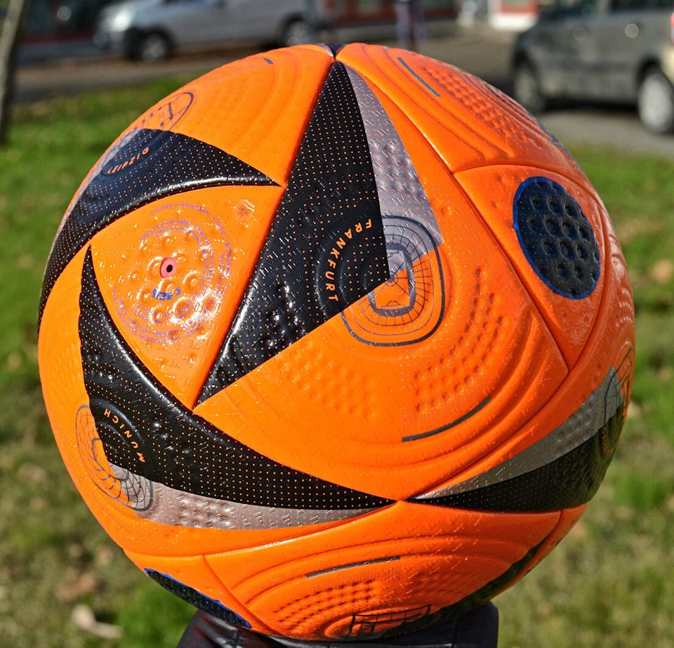 Pallone Adidas Fussballliebe Winter Pro – pannelli arancio e argento
