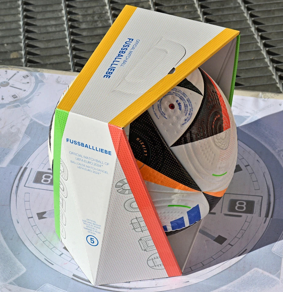Pallone Adidas Fussballliebe Pro – vista frontale con logo UEFA EURO 2024 Germany e pannelli verdi