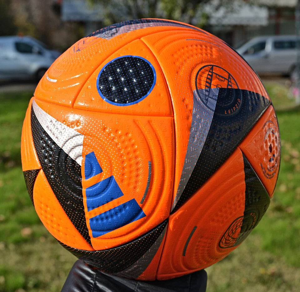 Pallone Adidas Fussballliebe Winter Pro – vista laterale con logo Fussballliebe e Precisionshell