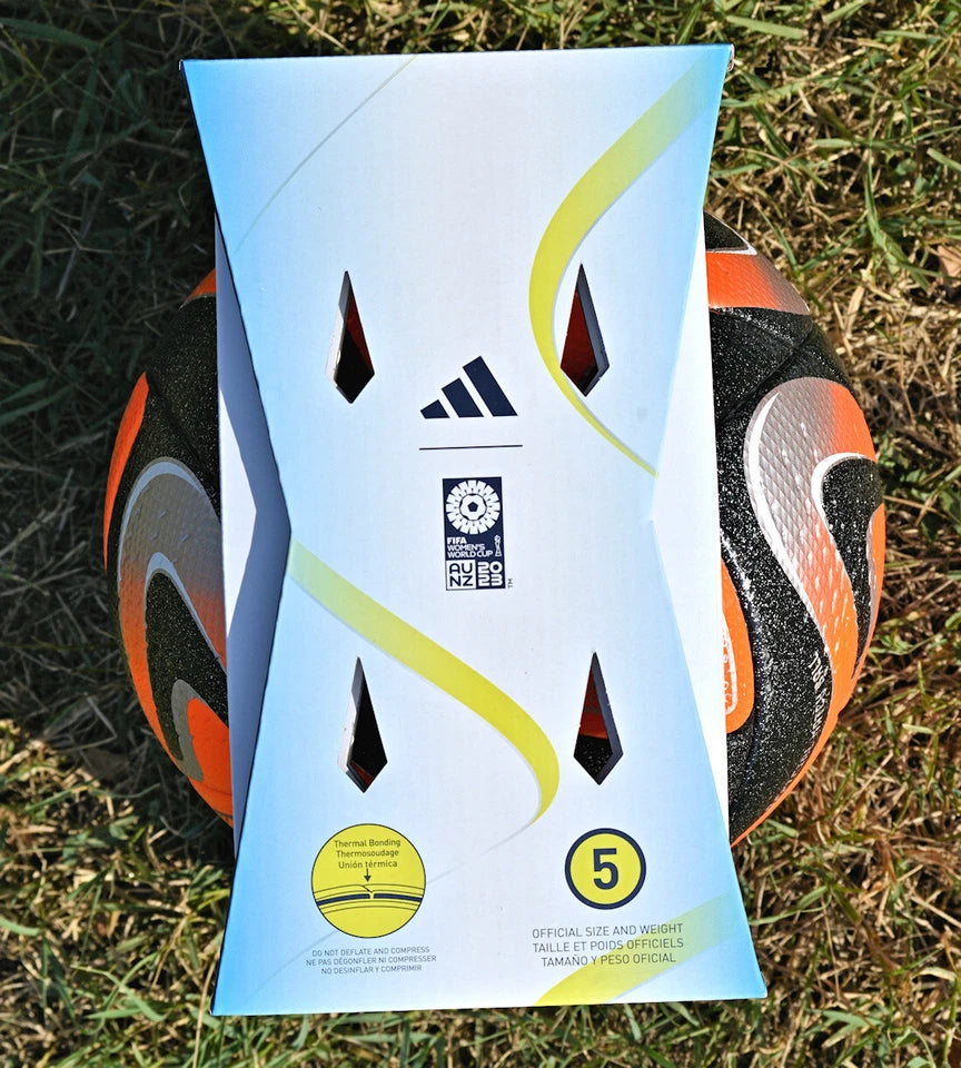 Pallone Adidas Oceaunz Pro Winter – vista frontale su erba con logo FIFA Women's World Cup AU NZ 23