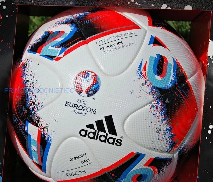 Pallone Adidas Fracas EURO 2016 – vista laterale su erba con pannelli rosso vivo e blu
