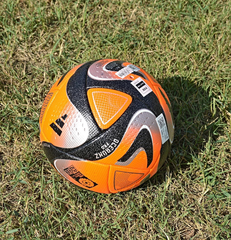 Pallone Adidas Oceaunz Pro Winter – vista laterale con logo Oceaunz Pro e Adidas tre strisce