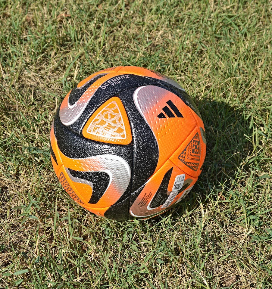 Pallone Adidas Oceaunz Pro Winter – dettaglio pannelli neri glitterati e logo Women's World Cup