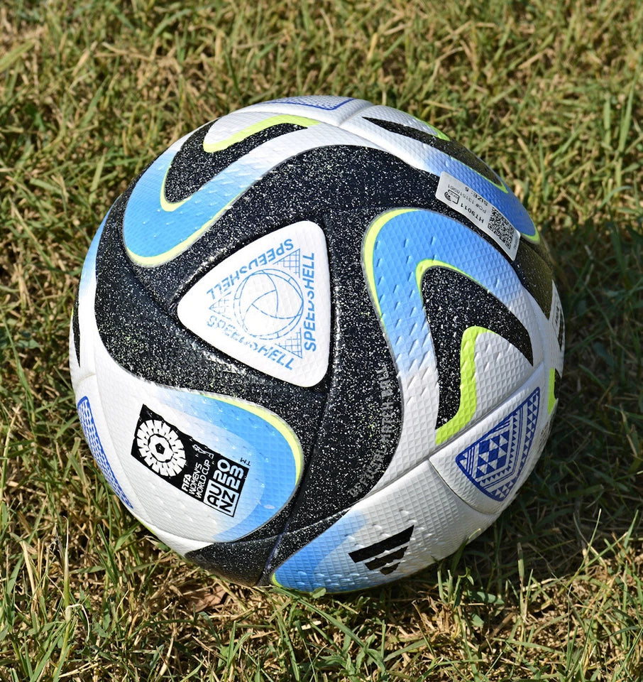 Pallone Adidas Oceaunz Pro – vista completa su erba con pannelli nero glitterato e azzurro