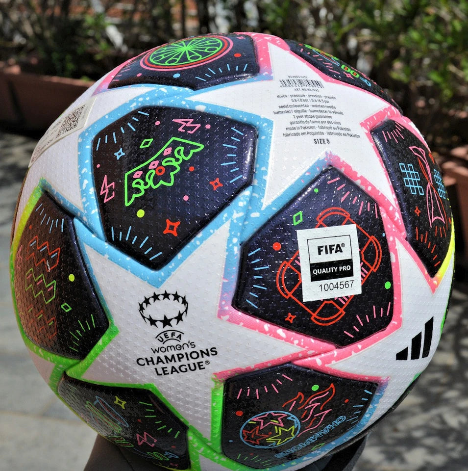 Pallone Adidas Eindhoven Final 23 – vista su erba con logo Official Match Ball e Adidas tre strisce