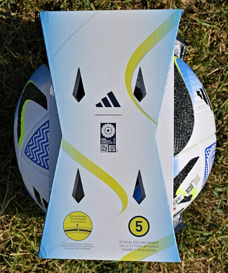 Pallone Adidas Oceaunz Pro – vista posteriore su erba con etichetta FIFA Quality Pro 1006542