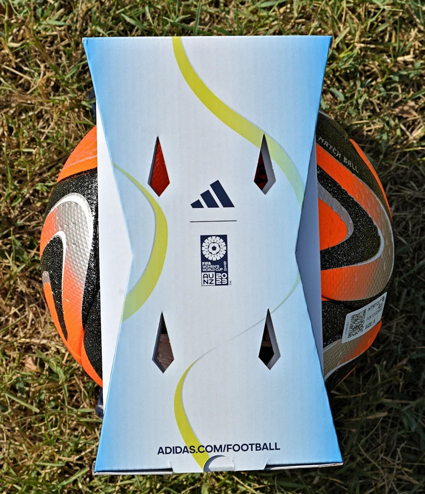Pallone Adidas Oceaunz Pro Winter – dettaglio pannelli arancio e nero glitterato con motivi Maori