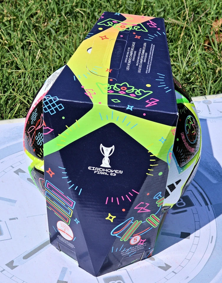 Pallone Adidas Eindhoven Final 23 – vista laterale con pannelli neri glitterati e bordi verde fluo e rosa