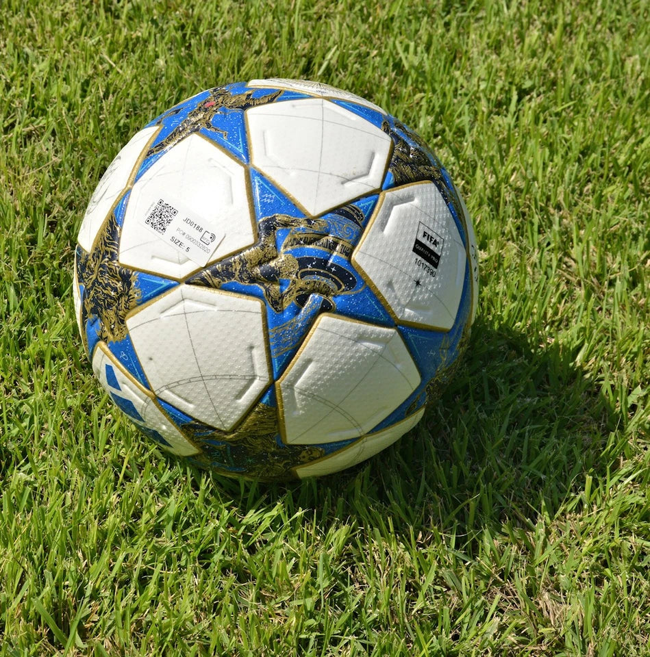 Pallone Adidas UCL 2025-2026 – dettaglio grafica dorata