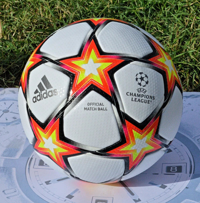 Pallone Adidas UCL 2021-2022 – vista laterale con logo Champions League e Adidas grigio