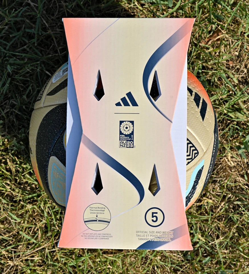 Pallone Adidas Oceaunz Final Pro – vista posteriore su erba con etichetta FIFA Quality Pro