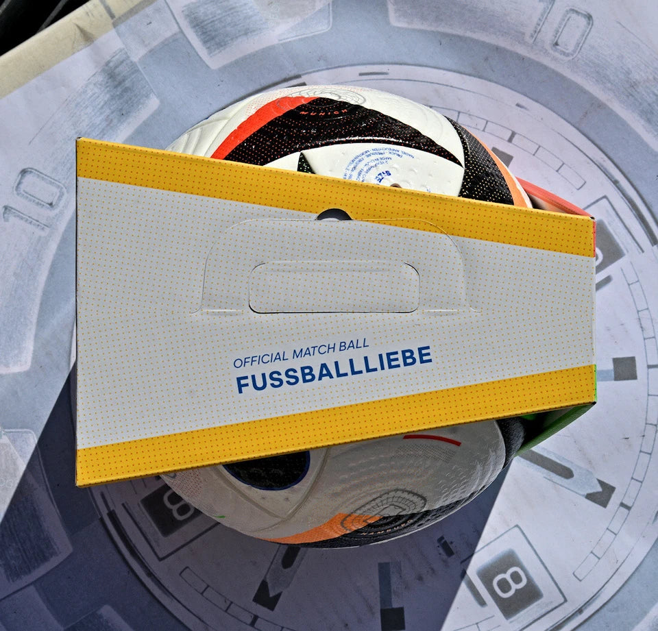 Pallone Adidas Fussballliebe Pro – vista frontale con logo UEFA EURO 2024 Germany e pannelli arancio