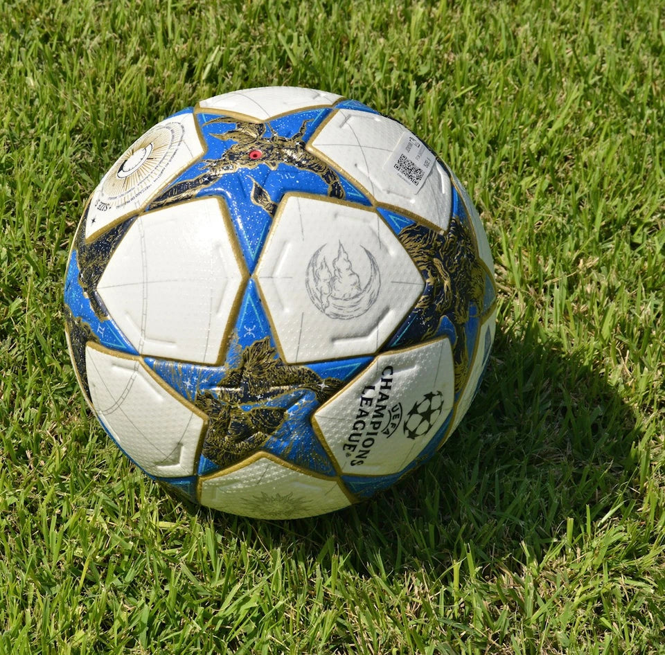 Pallone Adidas UCL 2025-2026 – vista frontale con logo UEFA Champions League