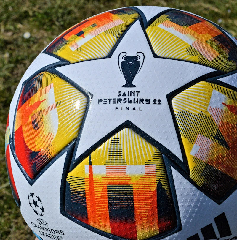 Pallone Adidas Saint Petersburg 22 Final – dettaglio grafica multicolore e logo UEFA Champions League