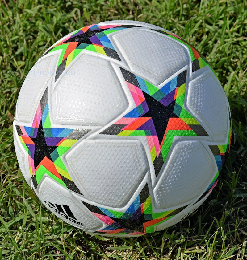 Pallone Adidas UCL 2022-2023 – vista completa su erba